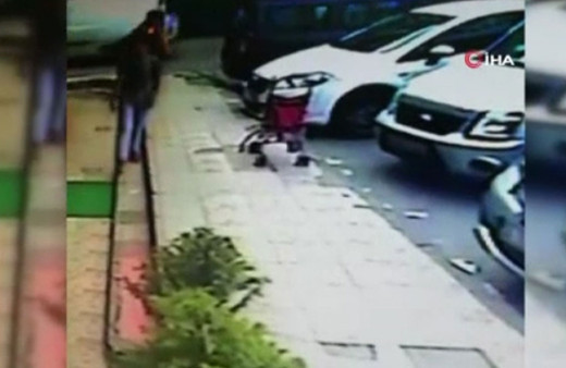 Bebek arabasını çaldı kendi çocuğunu koydu