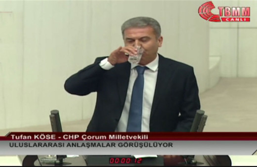 CHP Çorum Milletvekili Tufan Köse TBMM kürsüsünde su içti ortalık birbirine girdi