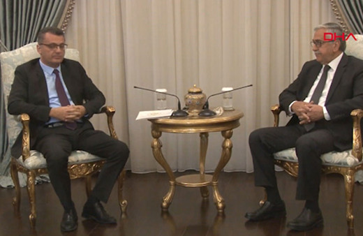 KKTC'de Başbakan Tufan Erhürman Mustafa Akıncı'ya istifasını sundu