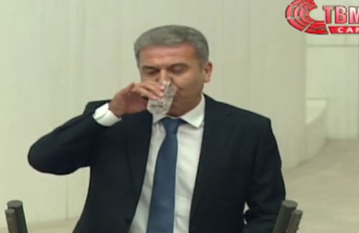 CHP'li vekil Tufan Köse kürsüde su içti, HDP'li vekil hatırlattı: Laik Türkiye burası