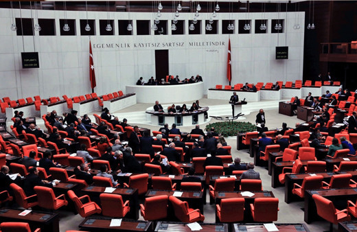 MHP'den Meclis'e teklif: Askere gitmek isteyen kadınlara izin verilsin