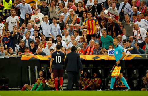 Mesut Özil'den İspanyollara olay hareket