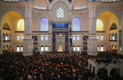 Büyük Çamlıca Camisi'nde ramazanın ilk cuma namazı kılındı