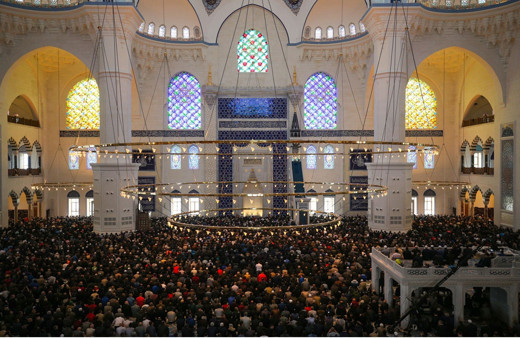 Büyük Çamlıca Cami'de ramazanın ilk cuma namazı kılındı