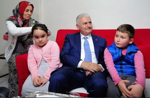 Binali Yıldırım'dan teravih namazı sonrası sürpriz ziyaret