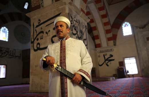 Kılıçla hutbe geleneği Eski Cami'de devam ediyor