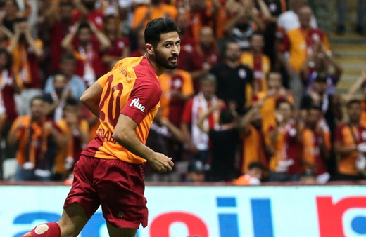 Galatasaraylı futbolcu Emre Akbaba'nın ayağı kırıldı!