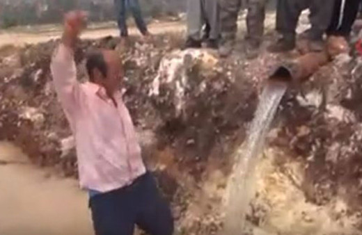 50 yıl aradan sonra gelen su için davul zurna çaldırıp göbek attılar