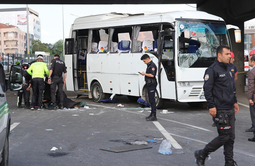 Kocaeli'de işçi servisi ile hafif ticari araç çarpıştı 1 ölü 15 yaralı