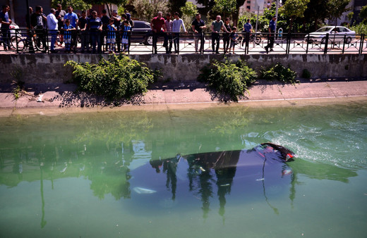 Adana'da otomobil sulama kanalına uçtu