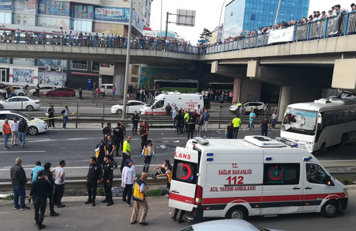 Kocaeli'de işçi servisi ile hafif ticari araç çarpıştı 1 ölü 15 yaralı