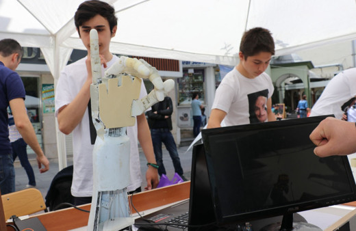 Lise öğrencileri, öğretmenleriyle robotik el üretti