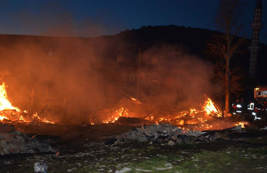 Çorum'da 8 ev, 1 ahır, 1 ambar kül oldu