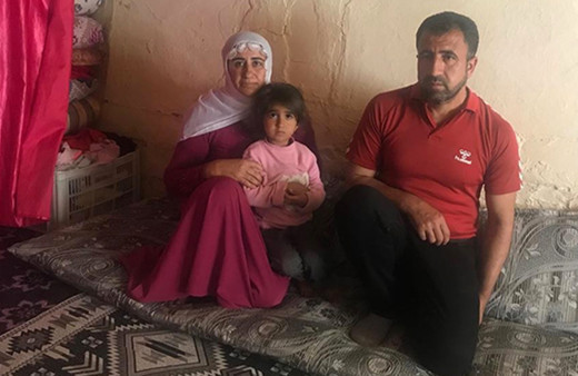 Akrep ve yılanların bulunduğu kerpiç evde yaşam mücadelesi veriyorlar