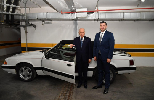 Devlet Bahçeli klasik Mustang aracını Baki Ersoy'a hediye etti