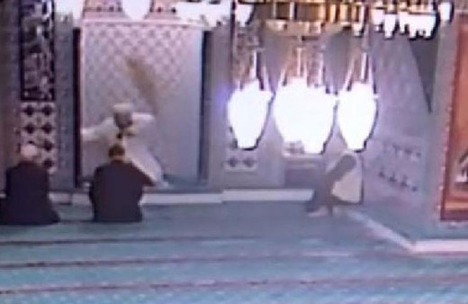 Cemaat zorlukla dışarı çıkardı! İmamın panik anları kamerada