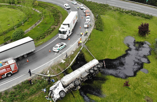 TEM'de zift yüklü tanker devrildi