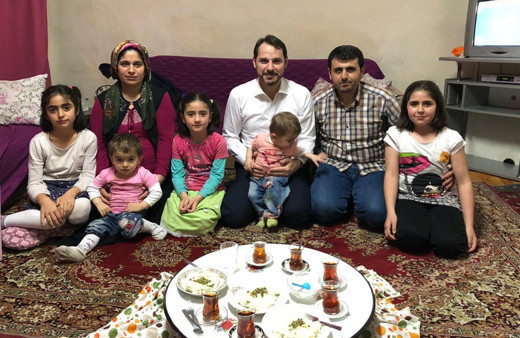 Bakan Albayrak iftarda Kılıç ailesine misafir oldu