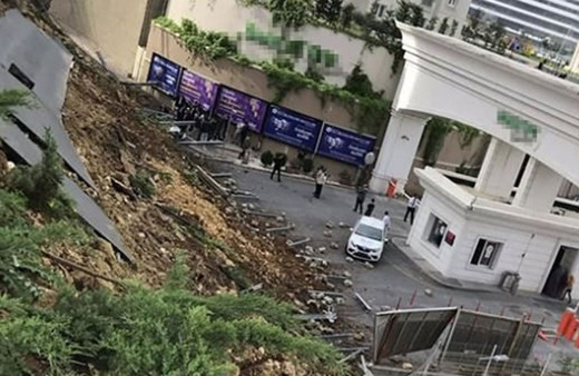 Başakşehir'de istinat duvarı çöktü