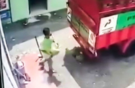 Akılalmaz olay! Attığı tüp başına düştü