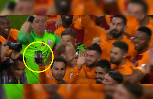 Galatasaraylı futbolcular kupa sevincini Emre Akbaba'yla paylaştı
