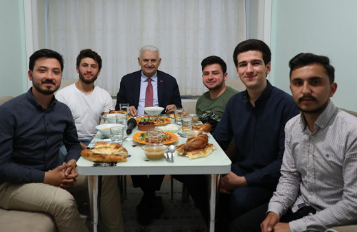 Binali Yıldırım öğrencilerle iftar açtı