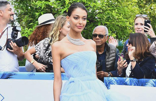 Cannes Film Festivali'nde Dilan Çiçek Deniz üzerinde bir servet taşıdı