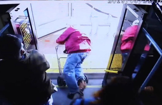 Yaşlı adamı itip otobüsten düşürdü! Cinayetle yargılanıyor