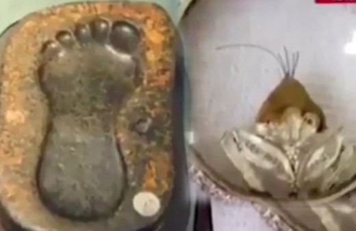 Türbede şoke eden görüntü! Hazreti Muhammed'in ayak iziyle dalga geçti!