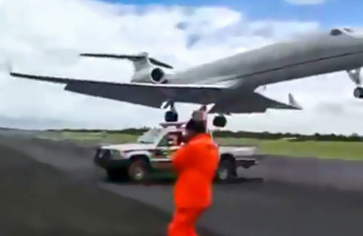 Uçak pistinde çalışan işçilerin korku dolu anları
