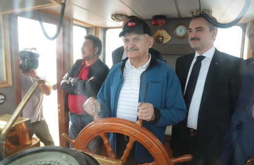Binali Yıldırım dümene geçti kaptanlık yaptı renkli görüntüler