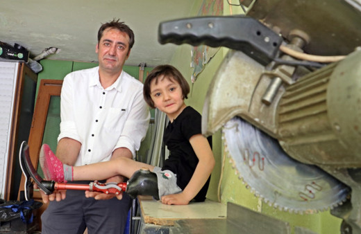 Kızı koşmak isteyince baba kolları sıvadı!