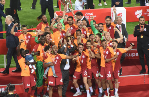 Ziraat Türkiye Kupası şampiyonu Galatasaray kupasını aldı