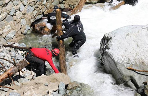 Muhabiri arama çalışmalarında suya kapılan askerlerden biri bulundu