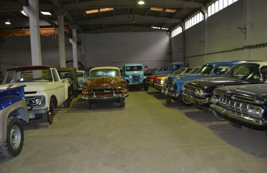 Bursa'da koleksiyoncu iş adamı 45 klasik aracından 6'sını satışa çıkardı