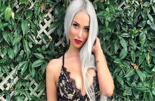 Cesur pozlarıyla tanınıyor! Merve Sanay Medine'ye gitti