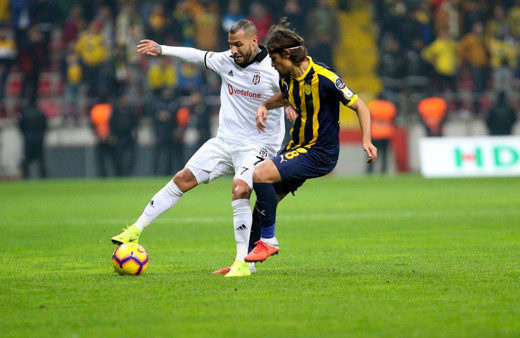 Beşiktaş, Adriano'nun yerine Tiago Pinto