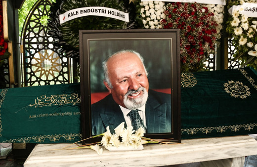 Kale Kilit'in sahibi Sadık Özgür toprağa verildi kızları taziyeleri kabul etti