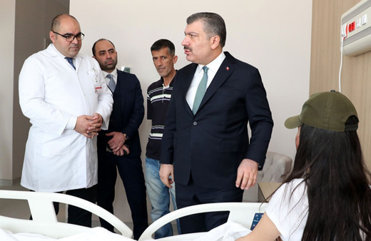 Yardım bekleyen Berfin Özek'e Sağlık Bakanı Fahrettin Koca'dan destek