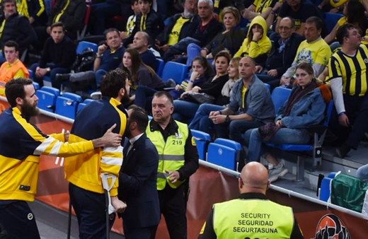 Fenerbahçeli Joffrey Lauvergne koltuk değnekleri ile taraftarın üzerine yürüdü