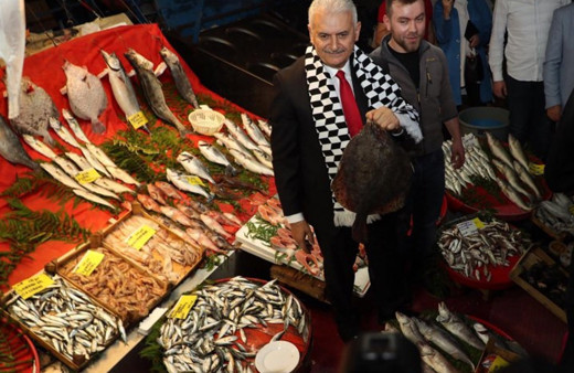 Binali Yıldırım Beşiktaş Çarşı'yı ziyaret etti