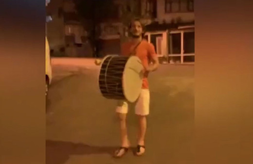 Abdulkadir Parmak, Trabzon sokaklarında davul çaldı