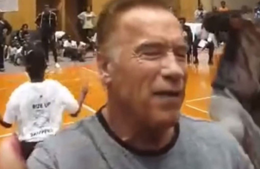 Arnold Schwarzenegger'e uçan tekmeli saldırı!