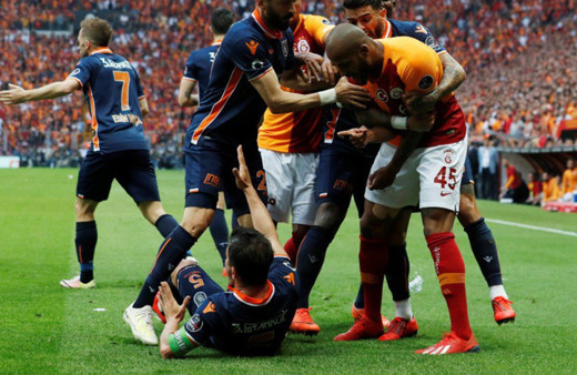 Galatasaray Başakşehir maçında saha karıştı