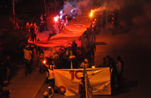 Üniversiteliler 300 metrelik Türk bayrağı ile meşaleli yürüyüş yaptı