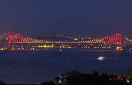15 Temmuz Şehitler Köprüsü sarı-kırmızıya boyandı