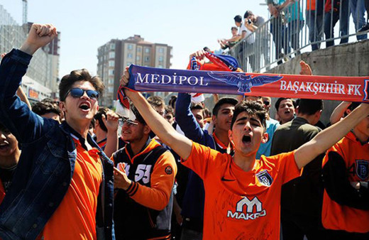 Başakşehir taraftarından takımlarına TT Stadyumu önünde büyük destek