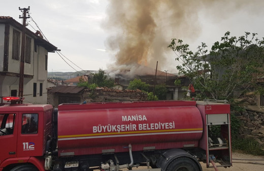 Manisa'da iki gün arayla çıkan yangın evi kullanılmaz hale getirdi