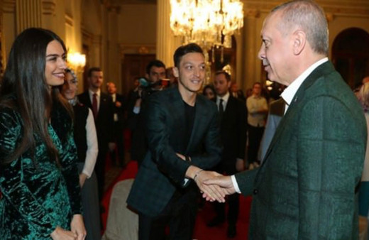 Erdoğan'ın Dolmabahçe'deki iftar yemeğinde Mesut Özil sürprizi!