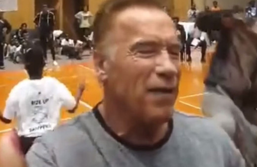 Arnold Schwarzenegger'e uçan tekmeli saldırı! Her şey bir anda oldu